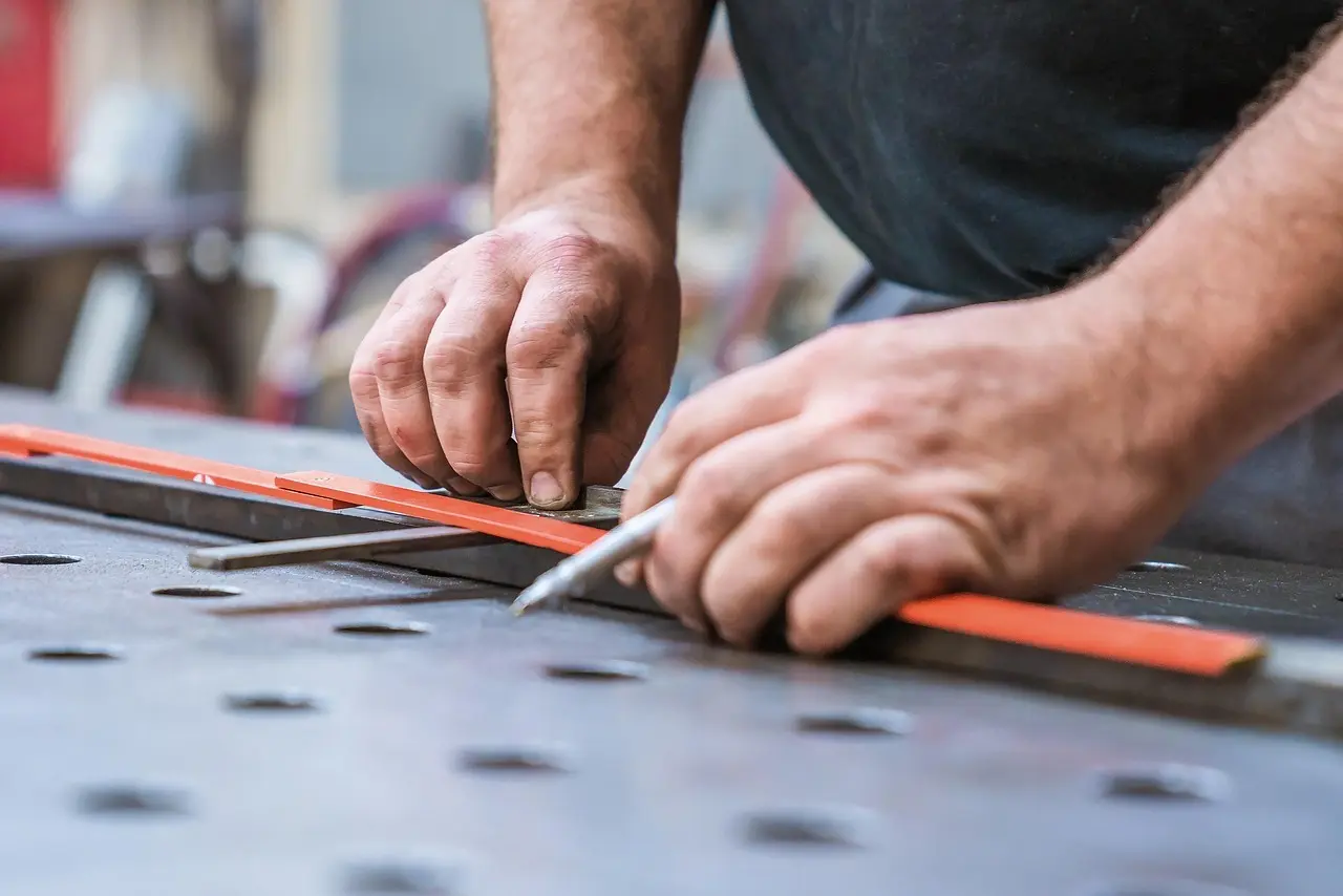 Kan arbejdsbordene tilpasses til forskellige arbejdsstillinger?